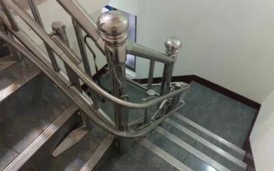 L-Shaped / 90-Degree Stairlift