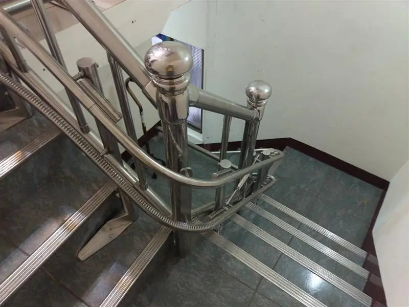 L-Shaped / 90-Degree Stairlift