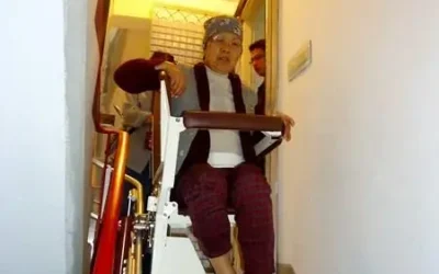 Side-sitting stairlift / Stairlift for narrow staircases