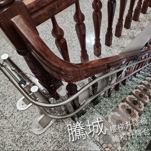 SUS304 具有高延伸率，使導軌能緊貼樓梯走向，保持樓梯寬度充足，方便行走通行。