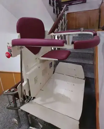 CF‑150 能在狹窄轉角靈活轉彎，並貼合扶手導軌，適用於受限空間的安裝情境。